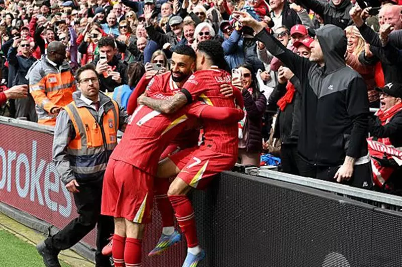 بتواجد ثلاثي ليفربول.. محمد صلاح يتصدر فريق الجماهير في الدوري الإنجليزي